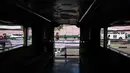 Kebijakan tersebut adalah dengan mengizinkan penggunaan sementara dan terbatas bahan bakar minyak (BBM) jenis Euro II. Tampak dalam foto, para penumpang melewati sebuah jeepney penumpang kosong di terminal kota Pasay, Filipina, pada Senin, 23 Maret 2026. (AP Photo/Aaron Favila)