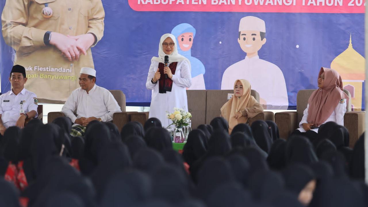 Bupati Banyuwangi Ipuk Fiestiandani memberikan pengarahan terhadap ratusan santri PP Amanatullah Banyuwangi terkait bahaya bullying (Istimewa)