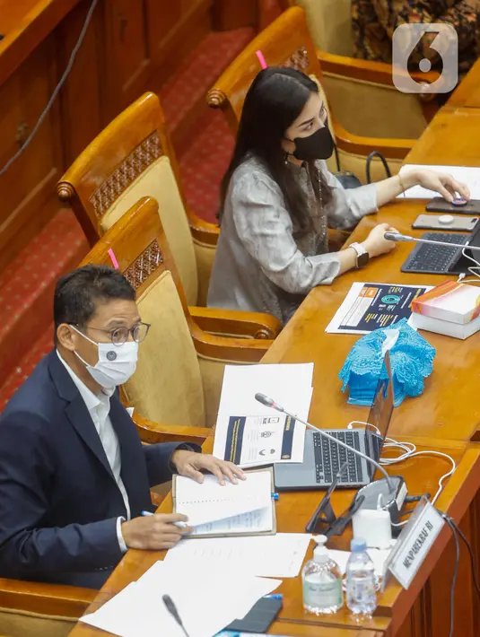 Menparekraf Sandiaga Salahuddin Uno (kiri) dan Wakil Menteri Angela Tanoesoedibjo saat rapat kerja dengan Komisi X DPR membahas dampak pemotongan anggaran APBN TA 2021 serta isu-isu strategis parekraf di Kompleks Parlemen, Senayan, Jakarta, Kamis (25/3/2021). (Liputan6.com/Angga Yuniar)