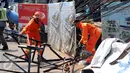 Petugas Damkar-PB mengevakuasi sisa potongan papan reklame yang roboh di Jalan Wolter Monginsidi, Jakarta, Jumat (1/1/2016). Akibat peristiwa ini ruas jalan yang menuju ke Blok M dan Kapten Tendean sempat dialihkan. (Liputan6.com/Helmi Fithriansyah)