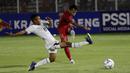Striker Timnas Indonesia U-19, Supriadi, melepaskan tendangan saat melawan Timor Leste pada laga Kualifikasi Piala AFC U-19 2020 di Stadion Madya, Jakarta, Rabu, (6/11/2019). Indonesia menang 3-1 atas Timor Leste. (Bola.com/M Iqbal Ichsan)