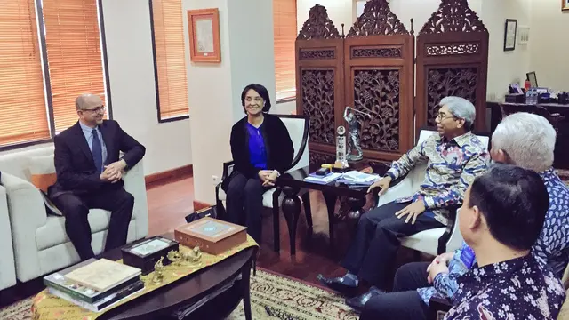 Wakil Menteri Luar Negeri Indonesia A.M Fachir (depan, kanan) saat bertemu dengan Wakil Menteri Luar Negeri Maroko Mounia Boucetta (depan, kiri) di Kemlu RI (13/2/2018) (sumber: Kemlu RI)