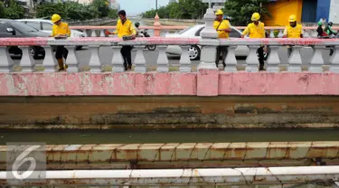 Sejumlah pekerja melakukan pengecatan Jembatan Merah di Jalan Pangeran Jayakarta, Jakarta, Selasa (27/12). Pengecatan dilakukan untuk memperindah jembatan agar terlihat bersih dan terawat. (Liputan6.com/Gempur M. Surya)