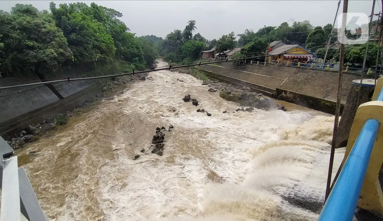 Kondisi Sungai Ciliwung di Bendung Katulampa, Bogor, Jawa Barat, Senin (10/10/2022). Setelah sebelumnya tinggi muka air (TMA) mencapai 220 Cm dengan status Siaga 1, pada pukul 13.23 WIB Bendung Katulampa terpantau kembali pada status normal. (Liputan.com/Magang/Aida Nuralifa)