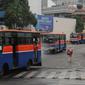 Sejumlah angkutan umum melintas di depan terminal Blok M Jakarta, Kamis (31/3/2016). Pemerintah berencana menurunkan tarif angkutan umum pasca penurunan harga BBM, 1 April mendatang. (Liputan6.com/Helmi Fithriansyah)