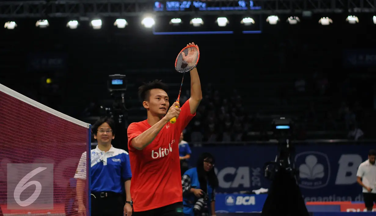 Pebulutangkis tunggal putra Indonesia, Ihsan Maulana mengangkat tangan usai mengalahkan pemain Perancis, Brice Leverdez di penyisihan BCA Indonesia Open 2016, Jakarta, Rabu (1/6/2016). Ihsan unggul 21-11, 21-14. (Liputan6.com/Helmi Fithriansyah)