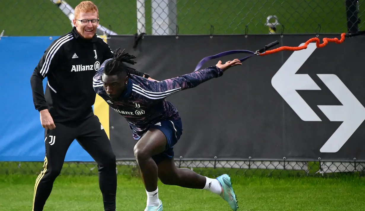 Pemain Juventus Moise Kean mengambil bagian dalam sesi latihan di JTC Continassa, Turin, Italia, 1 November 2022. Juventus akan menghadapi Paris Saint-Germain (PSG) pada pertandingan sepak bola Liga Champions. (FRANCK FIFE/AFP)