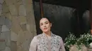 Hadir di pernikahan BCL bersama sang suami, Chelsea Islan kenakan kebaya encim warna nude dengan bordir simple  [@chelseaislan]