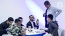 Pelatih Bali United, Stefano Cugurra (kanan) berbincang dengan para pesepakbola saat menghadiri gelaran Indonesian Soccer Award 2019 di Studio 6 Indosiar, Jakarta, Jumat (10/1/2020). (Liputan6.com/Faizal Fanani)