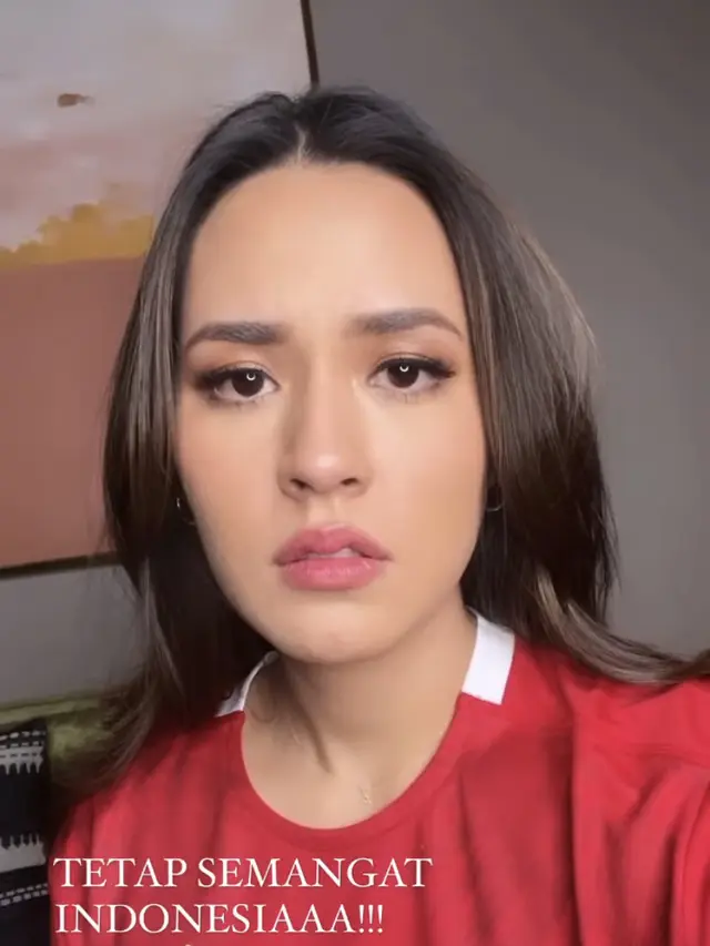 Raisa Kenakan Jersey Timnas Indonesia untuk Mendukung Tim Sepak Bola di Final AFF 2021