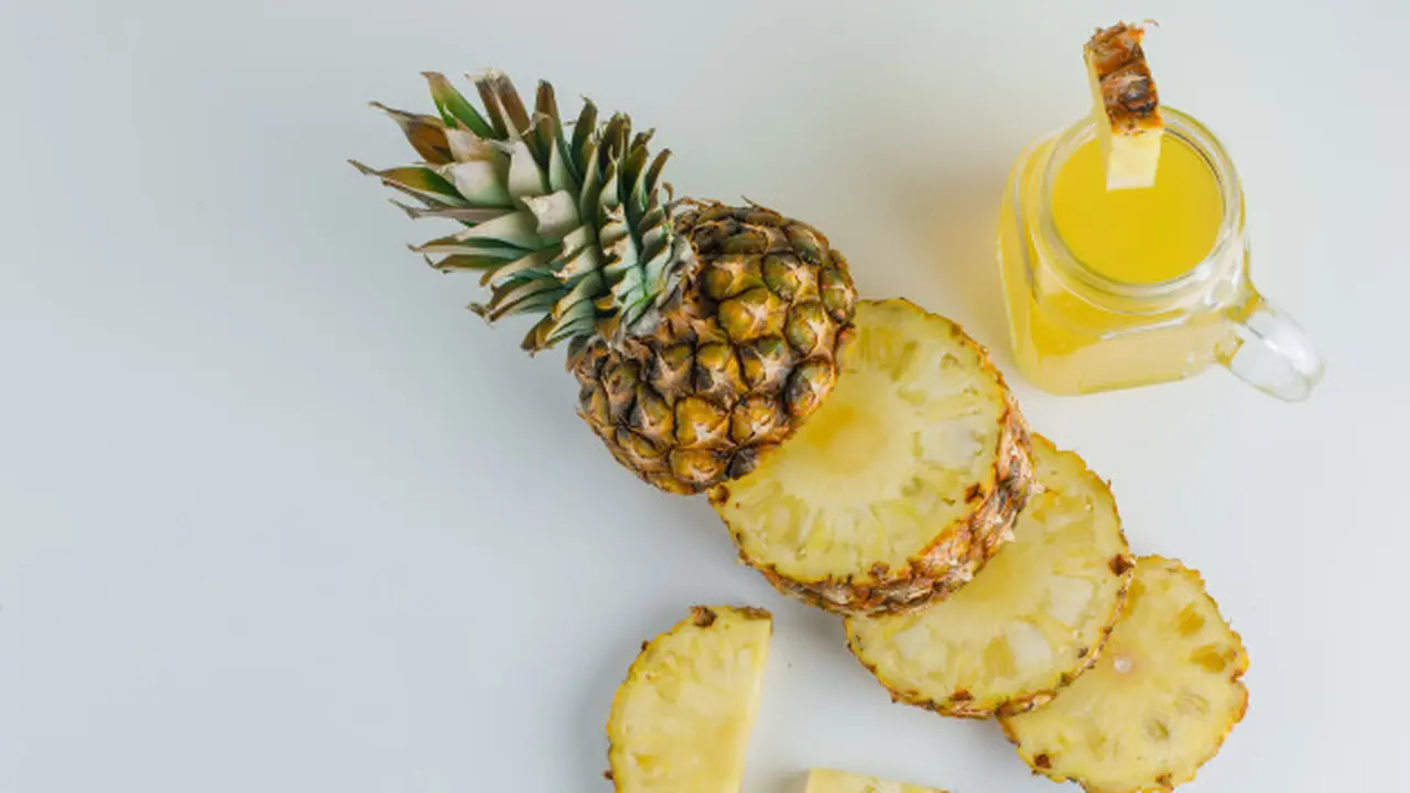 Membalurkan Nanas pada Permukaan Daging