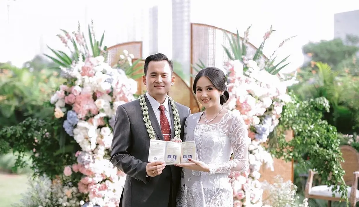 Hingga bulan Juni tahun 2020, Jessica memutuskan menikah dengan pujaan hatinya, Ilham Ramadhan. Saat akad nikah, ia tampak begitu anggun dalam balutan kebaya klasik nuansa putih. [Foto IG/jessicaanastasya20].
