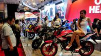 Seorang pengunjung terlihat memperhatikan motor garang yang ditunggangi seorang model, Jakarta, Rabu (29/10/2014). (Liputan6.com/Johan Tallo)