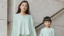 <p>Chelsea dan Natusha tampil kasual dengan pakaian two pieces warna mint. Bahkan Natusha pun bergaya fierce seperti sang mamah.</p>