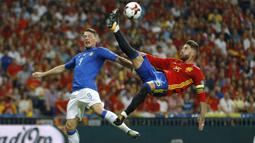 Aksi pemain Spanyol, Sergio Ramos menghalau bola dai kejaran pemain Italia, Andrea Belotti pada laga Grup G Kkualifikasi Piala Dunia 2018 di Santiago Bernabeu stadium, Madrid, (2/9/2017). Spanyol menang 3-0. (AP/Francisco Seco)