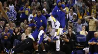 Selebrasi para pemain Golden State Warriors saat timnya mencetak poin melawan Memphis Grizzlies pada laga NBA basketball games di ORACLE Arena, Oakland (20/12/2017). Warriors menang 97-84.   (Ezra Shaw/Getty Images/AFP)