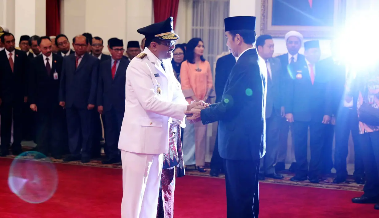 Presiden Joko Widodo berjabat tangan usai pelantikan Gubernur definitif DKI Jakarta di Istana Negara, Jakarta, Kamis (15/6). Djarot diusulkan menjadi gubernur definitif hingga Oktober 2017 untuk menggantikan Basuki T Purnama. (Liputan6.com/Angga Yuniar)