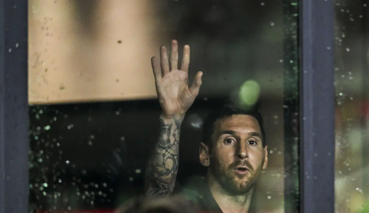 Pemain Inter Miami, Lionel Messi melambaikan tangan saat terlihat dari ruang tunggu ketika menyaksikan laga final US Open 2023 antara Inter Miami melawan Houston Dynamo FC di DRV PNK Stadium, Florida, Amerika Serikat, Kamis (28/09/2023). Messi absen pada laga tersebut karena cedera. (AFP/Getty Images/Chandan Khanna)