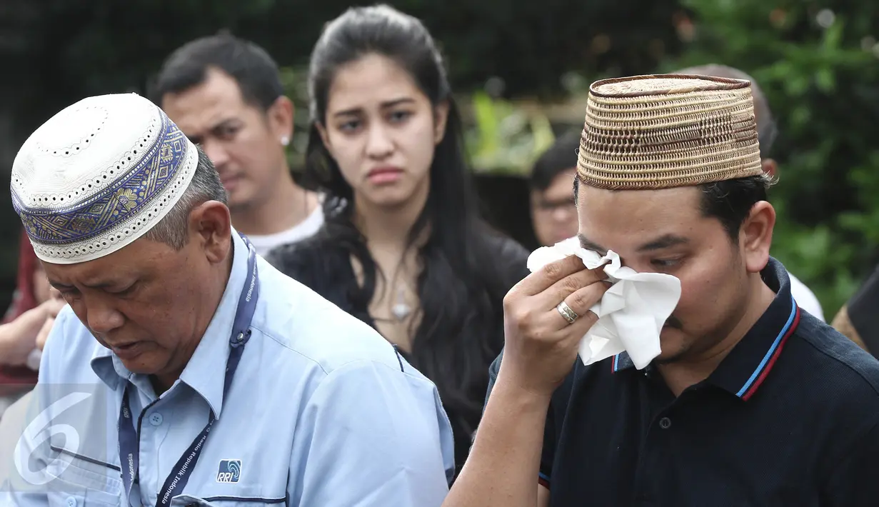 Presenter Indra Bekti menyeka air matanya saat proses pemakaman anak ketiganya di TPU Kamboja, Radio Dalam,  Jakarta, Rabu (1/2). Istri Bekti, Aldilla Jelita, melahirkan saat usia kandungannya baru mencapai lima bulan. (Liputan6.com/Herman Zakharia)