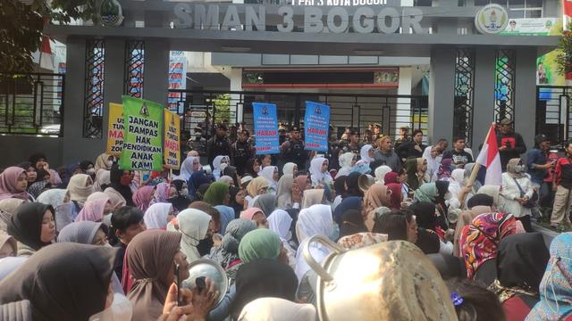 Ratusan ibu-ibu membawa panci dan centong demo di depan SMAN 3 Kota Bogor terkait karut marut proses penerimaan peserta didik baru (PPDB) sistem zonasi di Kota Bogor, Jawa Barat, Selasa (25/7/2023) pagi.