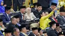 Penyanyi serta musisi, Ahmad Dhani dan Mulan Jameela saat rapat paripurna pelantikan anggota DPR Republik Indonesia terpilih periode 2024-2029 di Gedung Nusantara, Kompleks Parlemen, Senayan, Jakarta, Selasa (1/10/2024). Ahmad Dhani dan Mulan Jameela terpilih dari Partai Gerindra. Ahmad Dhani dari daerah pemilihan Jawa Timur I dengan perolehan suara sebanyak 134.227. Mulan Jameela dari daerah pemilihan Jawa Barat XI dengan perolehan suara sebanyak 83.526. (Liputan6.com/Angga Yuniar)