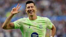 Penyerang Barcelona, Robert Lewandowski melakukan selebrasi setelah mencetak gol ketiganya pada pertandingan sepak bola Liga Spanyol melawan Deportivo Alaves di stadion Mendizorroza, Vitoria, Minggu 6 Oktober 2024. (Cesar Manso/AFP)