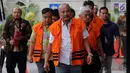 Rombongan tersangka anggota DPRD Malang berjalan turun dari mobil tahanan setibanya di Gedung KPK, Jakarta, Jumat (21/9).KPK memperpanjang masa penahanan sejumlah tersangka kasus suap pembahasan APBD-P Pemerintah Kota Malang itu. (Merdeka.com/Dwi Narwoko)