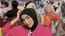 Citra Kirana juga tampil mengenakan kerudung hitam yang dipadukan kemeja pink fushcia. Slayer pun diikat di lehernya. (@citraciki)