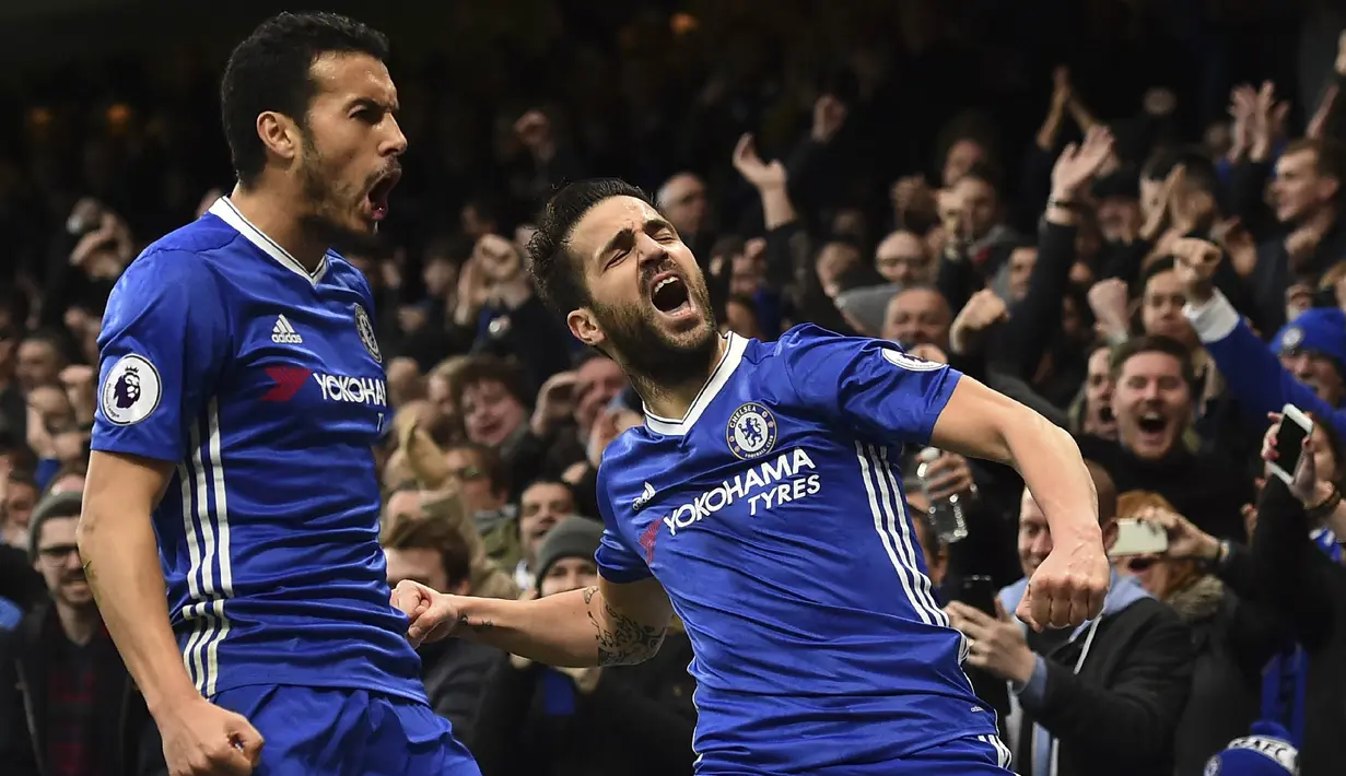 Gelandang Chelsea, Cesc Fabregas, merayakan gol yang dicetaknya ke gawang Swansea pada laga Liga Inggris di Stadion Stamford Bridge, Inggris, Sabtu (25/2/2017). Chelsea menang 3-1 atas Swansea. (AFP/Glyn Kirk)