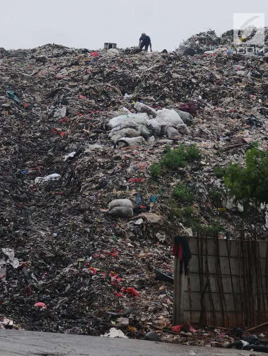 Tumpukan sampah di tempat pembuangan akhir (TPA) Burangkeng, Bekasi, Jawa Barat, Selasa (22/1). Belum adanya perluasan area membuat gunungan sampah berpotensi lebih tinggi. (Liputan6.com/Herman Zakharia)