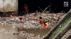 Pasukan Orange mengangkat sampah yang terbawa arus sungai di Pintu air Manggarai, Jakarta, Senin (2/10). Pembersihan itu dilakukan untuk melancarkan aliran Sungai Ciliwung yang melewati Pintu Air Manggarai (Liputan6.com/Johan Tallo)
