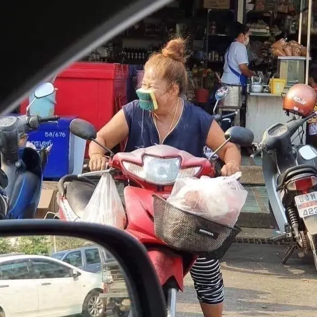 Kelakukan Tak Biasa yang Dilakukan Pemotor (Instagram/@meta_visions)