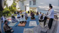 Wali Kota Bogor Bima Arya dan keluarga melangsungkan ibadah Salat Idul Fitri 1441 H di halaman rumahnya, Minggu (24/5/2020). (Liputan6.com/Achmad Sudarno)