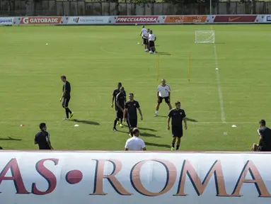 Pemain AS Roma melakukan sesi latihan di Trigoria, Roma, Italia (15/9/2015). AS Roma akan menantang Barcelona di leg pertama penyisihan Grup E Liga Champions. (AFP PHOTO/ANDREAS Solaro)