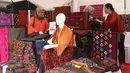 Pengunjung melihat-lihat produk kain tenun yang dipamerkan di Festival Sarung Indonesia 2019, Plaza Tenggara Kompleks GBK, Jakarta, Minggu (3/3). Festival ini diikuti sejumlah perajin sarung tenun dari berbagai daerah. (Liputan6.com/Helmi Fithriansyah)