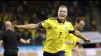 Pemain Swedia Viktor Claesson melakukan selebrasi usai mencetak gol ke gawang Spanyol pada pertandingan Grup B kualifikasi Piala Dunia 2022 di Friends Arena, Stockholm, Swedia, Kamis (2/9/2021). Swedia menang 2-1. (Nils Petter Nilsson/TT News Agency via AP)