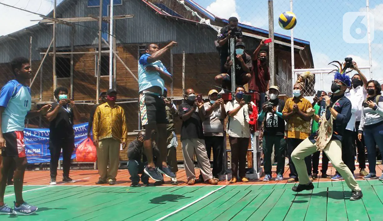 Menteri Pariwisata dan Ekonomi Kreatif (Parekraf) / Kepala Badan Pariwisata dan Ekonomi Kreatif  Sandiaga Salahuddin Uno (kanan) bermain bola voli bersama warga di Kampung Yoboi, kawasan Danau Sentani, Kabupaten Jayapura, Papua, Selasa (21/9/2021). (Liputan6.com/HO/Parekraf)
