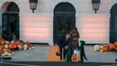 Presiden AS, Donald Trump dan ibu negara Melania Trump membagikan permen kepada anak-anak selama acara trick-or-treat Halloween di South Lawn, Gedung Putih, Senin (28/10/2019). Ini adalah tradisi kepresidenan Amerika untuk merayakan hari besar sambil membuat open house. (AP/Alex Brandon)