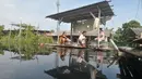 Warga mencuci pakaian di saluran irigasi terusan Kalimalang Desa Karangasih, Kecamatan Cikarang Utara, Kabupaten Bekasi, Jawa Barat Rabu (12/6/2024). (merdeka.com/Imam Buhori)
