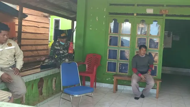 Razia yang dilakukan aparat saat mengungkap KTP palsu milik TKA di Konawe Utara.(Liputan6.com/Ahmad Akbar Fua)