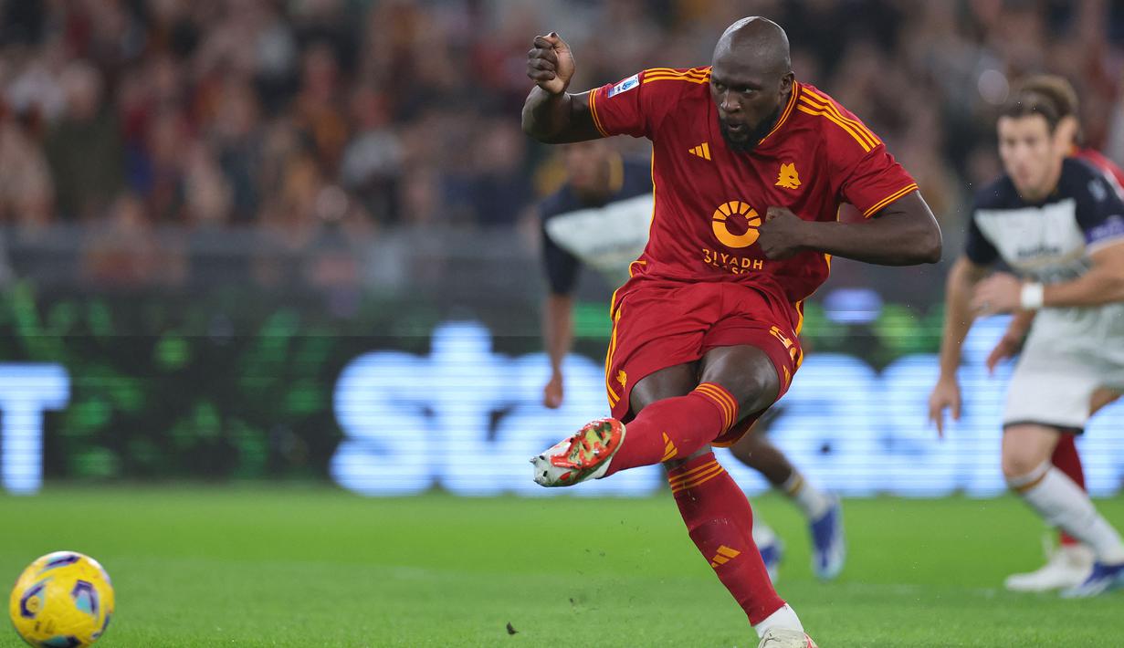 Striker AS Roma, Romelu Lukaku melakukan eksekusi penalti yang masih mampu dimentahkan kiper Lecce, Wladimiro Falcone pada laga pekan ke-11 Liga Italia 2023/2024 di Olimpico Stadium, Roma, Senin (6/11/2023) dini hari WIB. (AFP/Alberto Pizzoli)