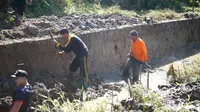 Masyarakat di dua Kecamatan Kukar saat melakukan gotong royong pembersihan drainase untuk mengantisipasi banjir Kemabli datang.