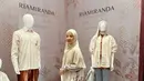 Gamis panjang putih dengan bordiran bunga merah besar dikenakan Natasha Rizky. Dipadukan dengan kerudung panjang warna cream. [@natasharizkynew]