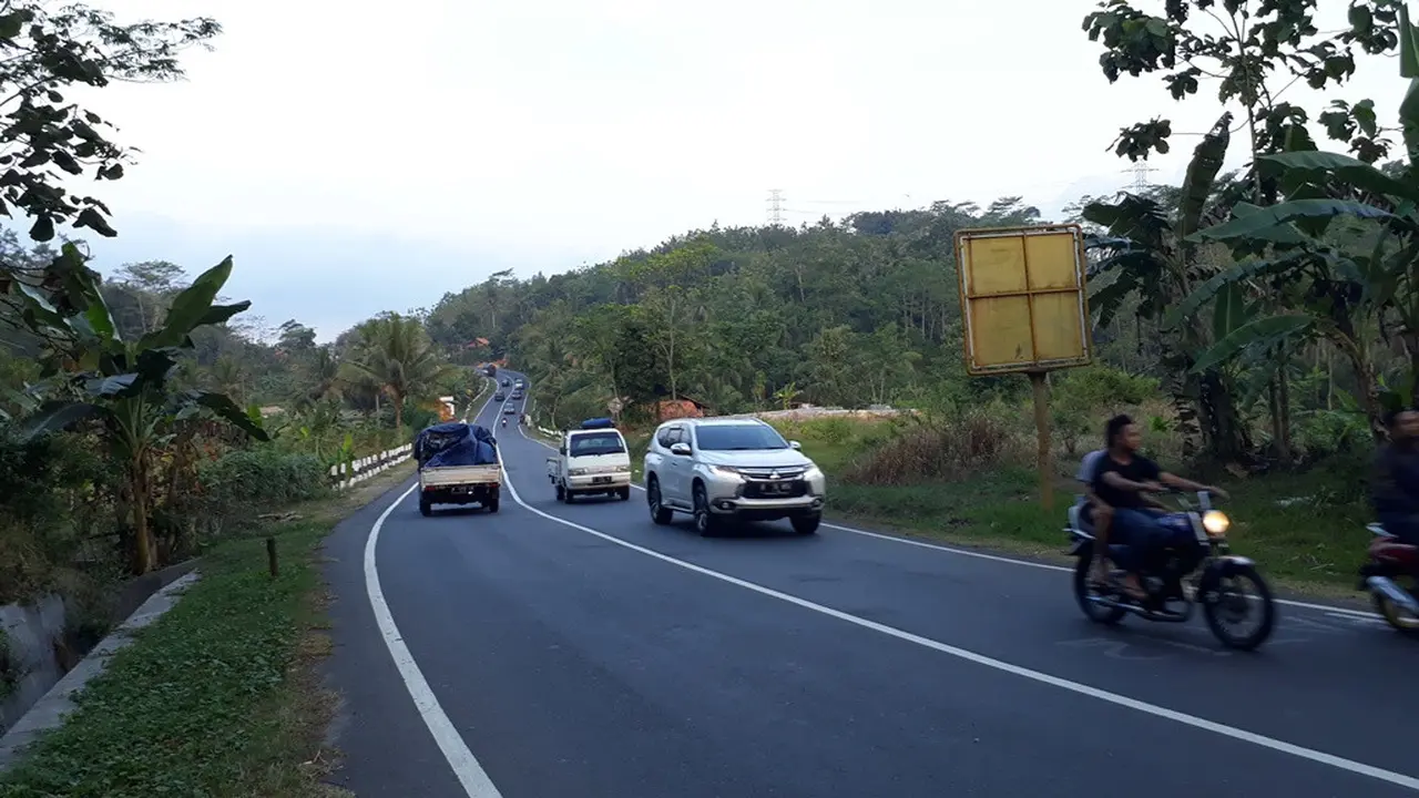 Kondisi Jalan Nasional Lintas Selatan (JLS) Cilacap lengang dan lancar, tanpa kemacetan. (Foto: Liputan6.com/Muhamad Ridlo)