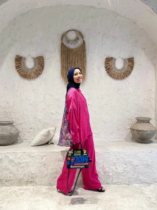 14 Ide Padu Padan Baju Pink dengan Hijab Kekinian ala Seleb, Irish Bella-Ria Ricis