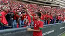 Gelandang timnas Indonesia, Evan Dimas, menyapa suporter usai laga melawan Kamboja di Stadion Shah Alam, Selangor, Kamis, (24/8/2017). Indonesia menang 2-0 atas Kamboja. (Bola.com/Vitalis Yogi Trisna)