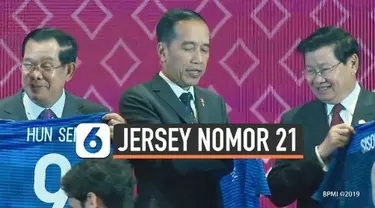 Presiden Republik Indonesia (RI), Joko Widodo (Jokowi) mendapat jersey bernomor punggung 21 dari FIFA. Itu terlihat dalam acara penandatanganan Nota Kesepahaman (MoU) antara ASEAN dan FIFA.