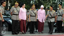 Jenderal Badrodin Haiti dan Jenderal Tito Karnavian, didampingi istri, tiba dalam upacara sertijab Kapolri di Stadion PTIK, Jakarta, Kamis (14/7). Badrodin resmi menyerahkan tongkat komando Kapolri kepada Tito. (Liputan6.com/Helmi Afandi)