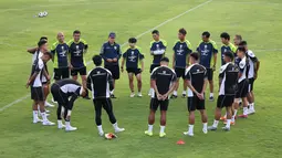 Timnas Indonesia menggelar latihan terakhir di Lapangan A Kompleks Gelora Bung Karno, Senayan, Jakarta, Sabtu (31/8/2024) jelang keberangkatan ke Jeddah, Arab Saudi untuk menghadapi tuan rumah Arab Saudi pada laga putaran ketiga Kualifikasi Piala Dunia 2026, Kamis (5/9/2024). Latihan diikuti 11 pemain, minus satu penjaga gawang Adi Satryo yang berhalangan. Sejatinya ada 26 pemain yang dipanggil, tetapi 14 lainnya berkiprah di luar negeri. Ke-14 pemain ini tidak berkumpul di Jakarta, namun langsung bergabung di Jeddah pada 1 dan 2 September. (Bola.com/Abdul Aziz)