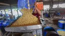 Aktivitas pekerja menyiapkan bahan pembuatan tahu di salah satu sentra produksi kawasan Pasir Putih, Kota Depok,  Jawa Barat, Senin (8/6/2026). (merdeka.com/Arie Basuki)